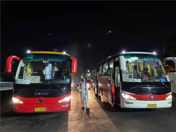 正在进行消杀工作的福田欧辉客车 正在进行消杀工作的福田欧辉客车